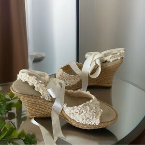 BETSEY JOHNSON VINTAGE CROCHET WEDGE HEELS 10